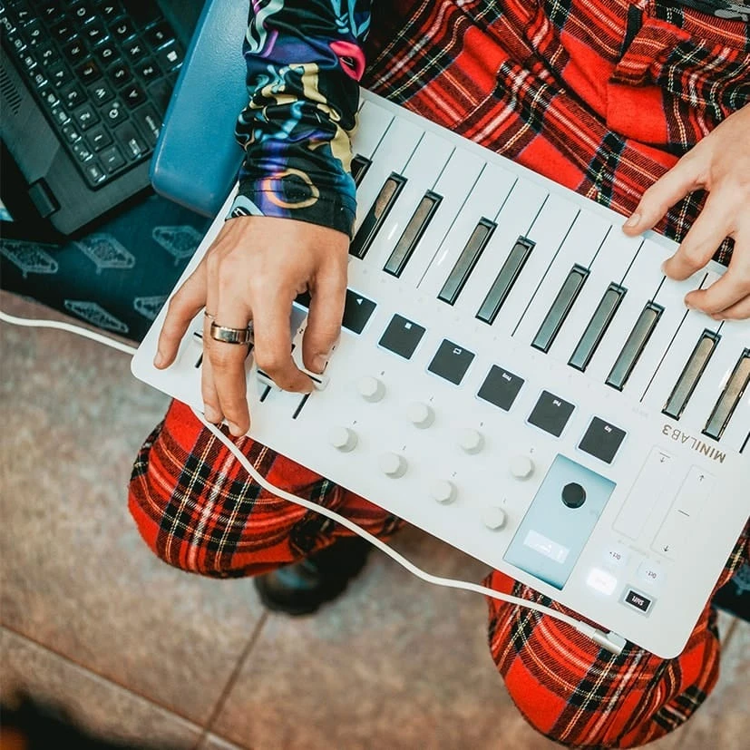 arturia-minilab-3-white-25-tus-midi-kontrolcu-asimetrik-e-ticaret-gorsel4